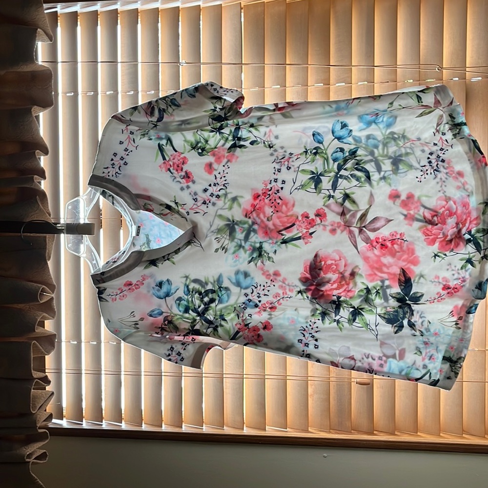 White print V neck top short sleeve